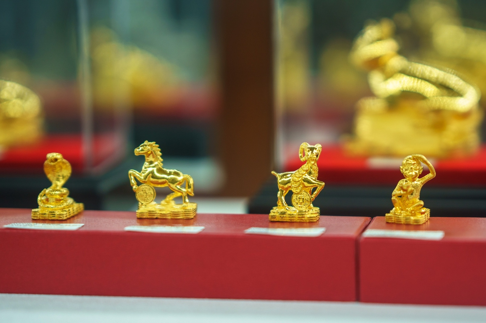 Giá vàng hôm nay 7/10/2025 tăng không ngừng, SJC tiến gần mốc 141 triệu đồng/lượng