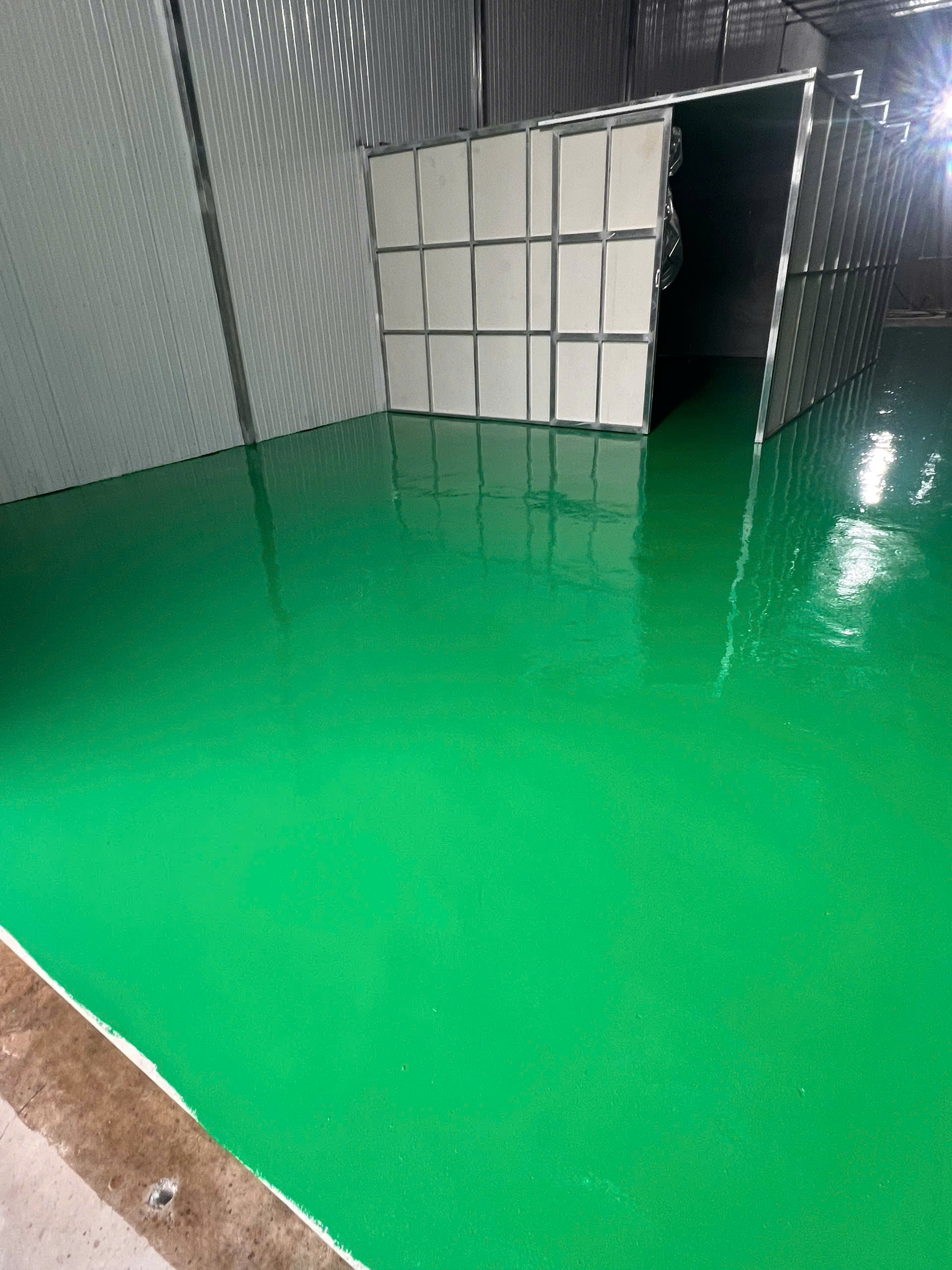 🎯 TOP 4 SAI LẦM KHI THI CÔNG SƠN EPOXY – AI CŨNG CÓ THỂ MẮC PHẢI