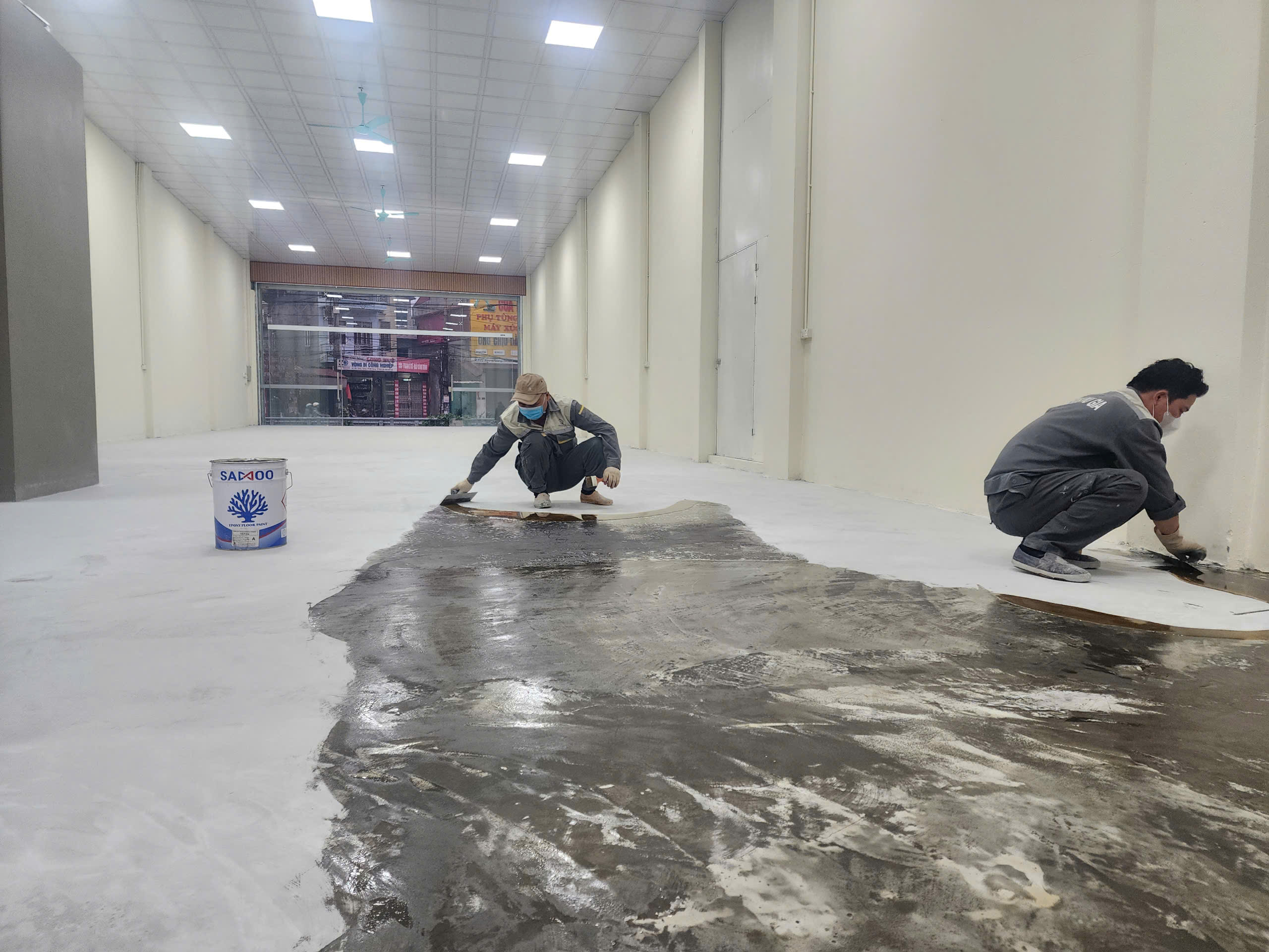 Mua Sơn Epoxy Về Tự Thi Công Được Không? Giải Pháp Tiết Kiệm Chi Phí Cho Chủ Công Trình