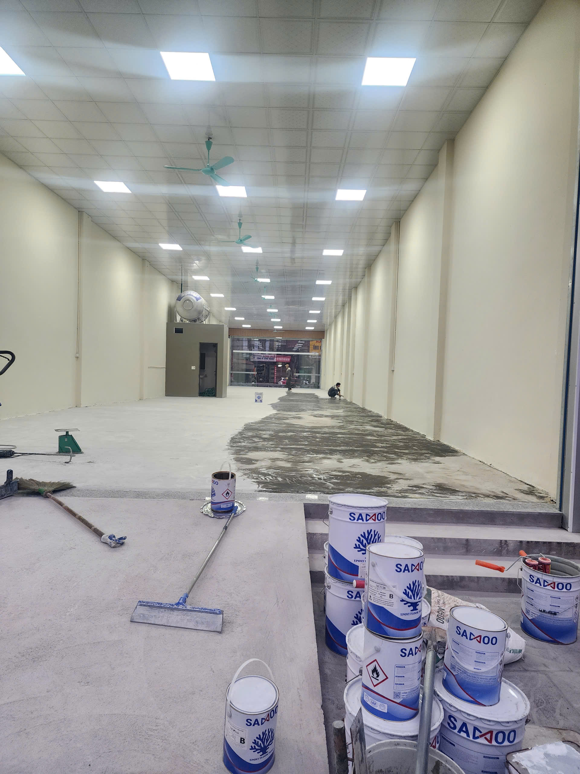 Sơn Lại Nền Cũ Có Cần Bóc Lớp Sơn Cũ Không? Giải Pháp Xử Lý Nền Sơn Epoxy Chuẩn Kỹ Thuật